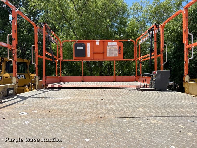 image for item ET0124 2007 JLG 4394RT scissor lift