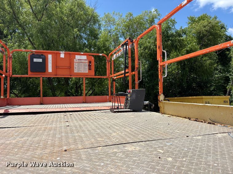 image for item ET0124 2007 JLG 4394RT scissor lift