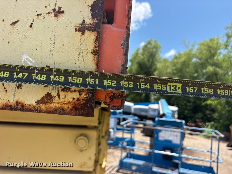 image for item ET0124 2007 JLG 4394RT scissor lift