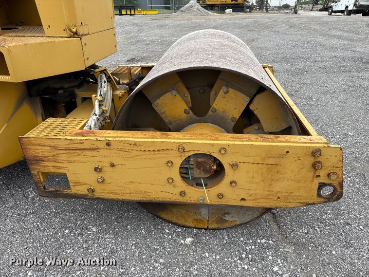 image for item ET6255 1994 Caterpillar CS-433B single drum vibratory roller