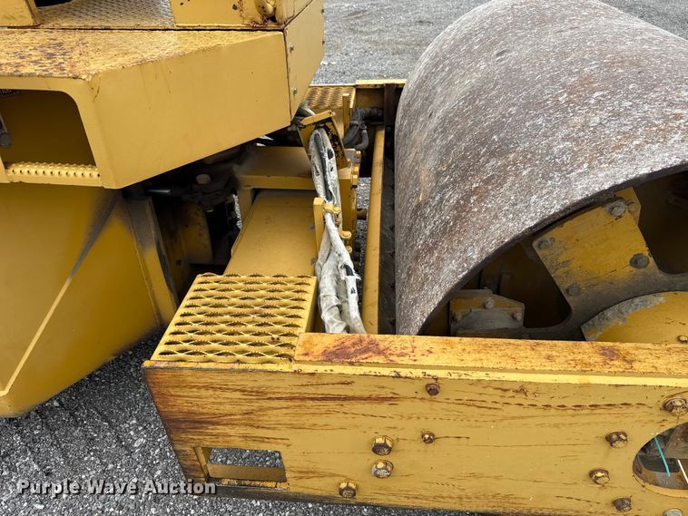 image for item ET6255 1994 Caterpillar CS-433B single drum vibratory roller