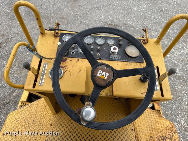 image for item ET6255 1994 Caterpillar CS-433B single drum vibratory roller