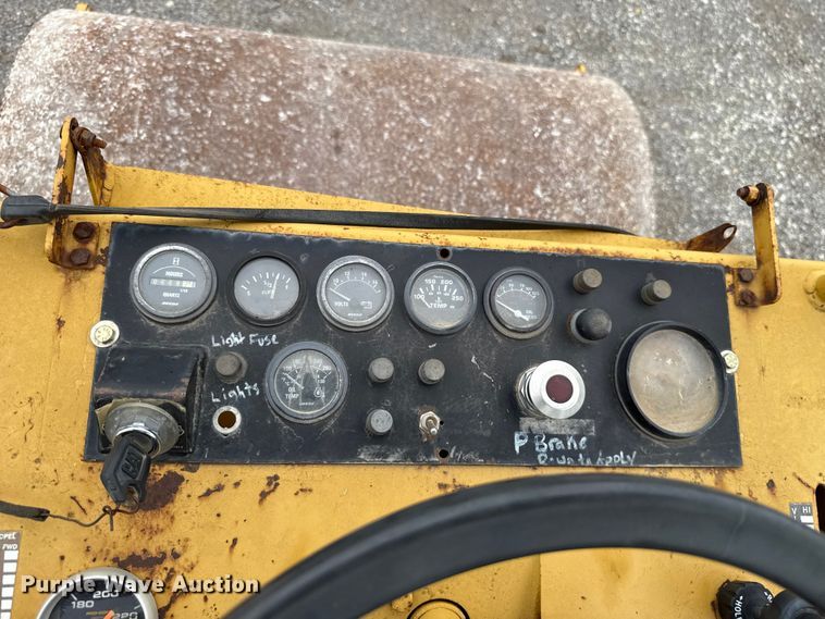 image for item ET6255 1994 Caterpillar CS-433B single drum vibratory roller