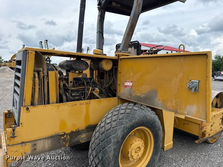 image for item ET6255 1994 Caterpillar CS-433B single drum vibratory roller