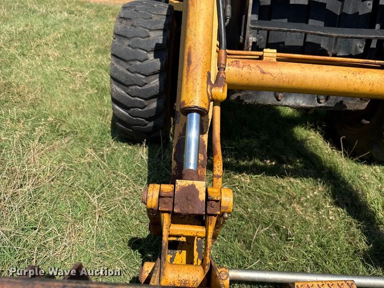 image for item ET6457 2004 John Deere 110 backhoe