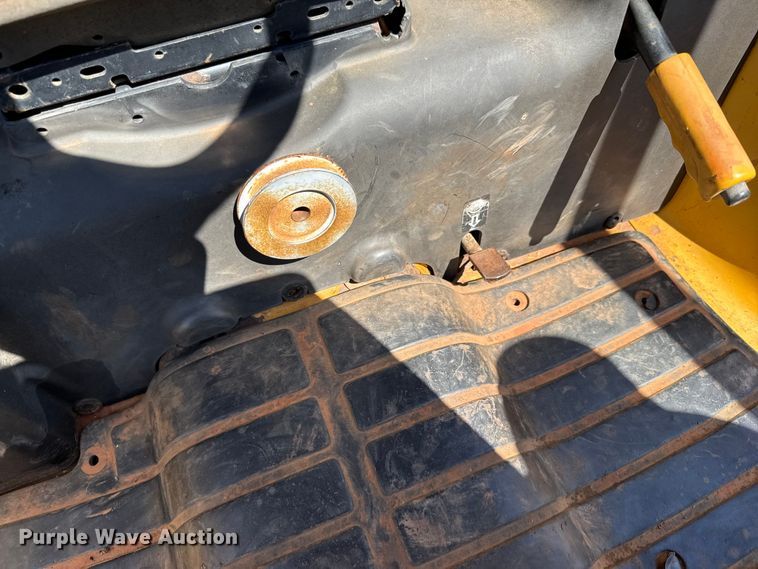 image for item ET6457 2004 John Deere 110 backhoe