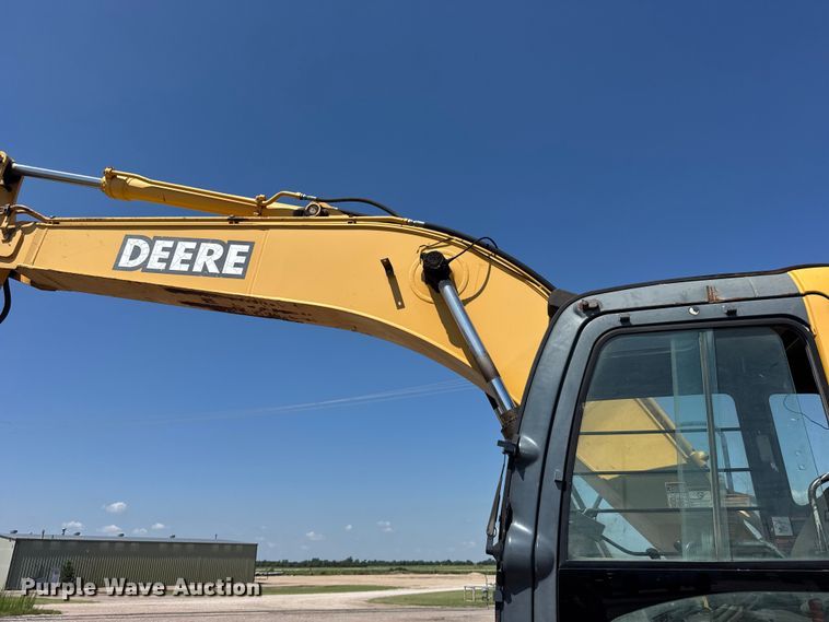 image for item EW4964 2004 John Deere 200C LC excavator