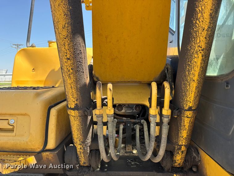 image for item EW4964 2004 John Deere 200C LC excavator
