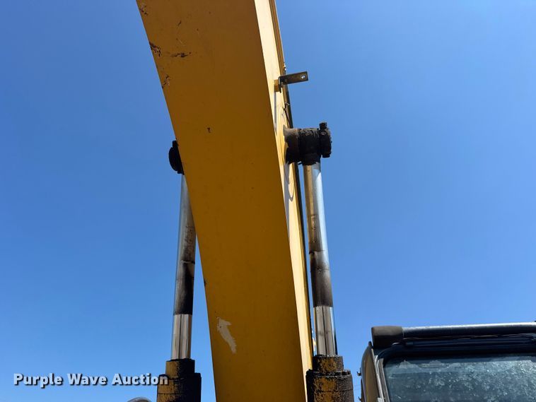 image for item EW4964 2004 John Deere 200C LC excavator