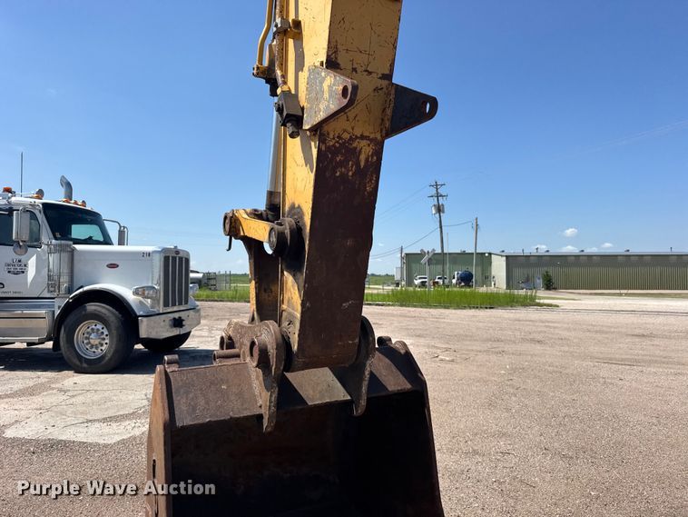 image for item EW4964 2004 John Deere 200C LC excavator