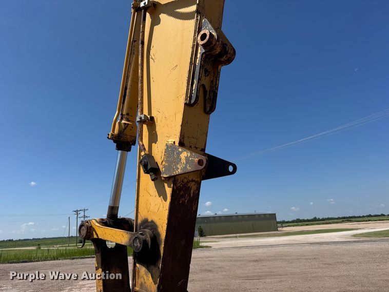 image for item EW4964 2004 John Deere 200C LC excavator