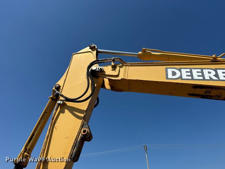 image for item EW4964 2004 John Deere 200C LC excavator