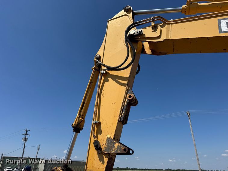image for item EW4964 2004 John Deere 200C LC excavator