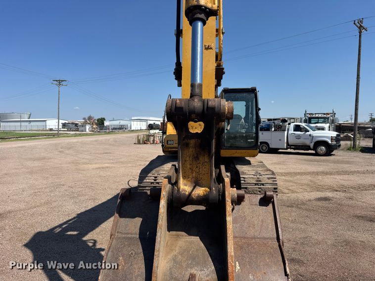image for item EW4964 2004 John Deere 200C LC excavator