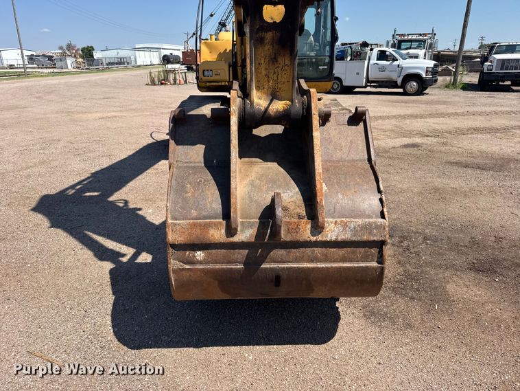 image for item EW4964 2004 John Deere 200C LC excavator
