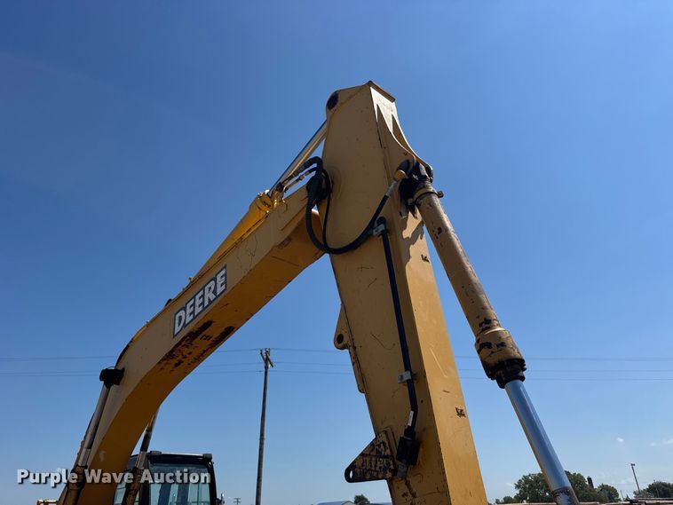 image for item EW4964 2004 John Deere 200C LC excavator