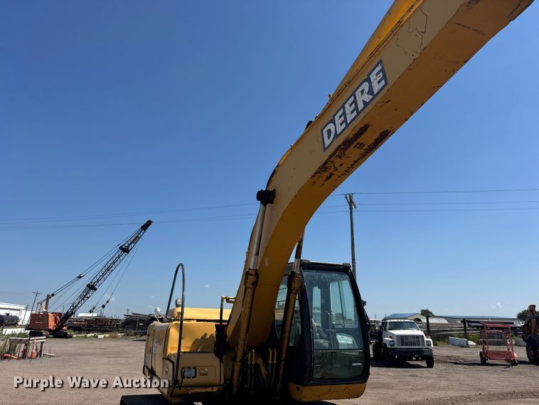 image for item EW4964 2004 John Deere 200C LC excavator