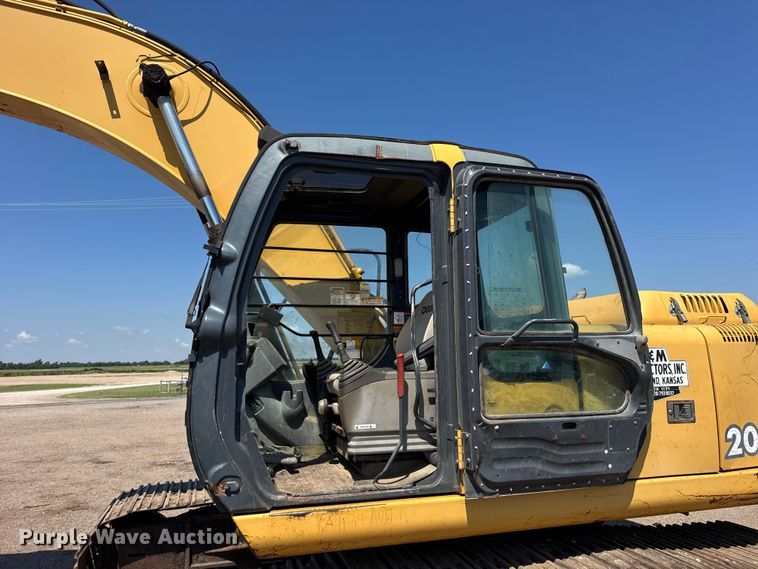 image for item EW4964 2004 John Deere 200C LC excavator