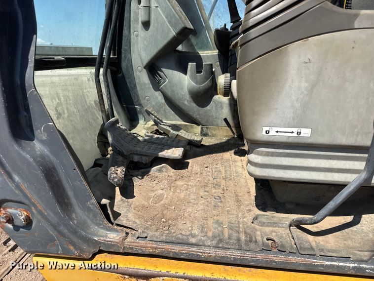 image for item EW4964 2004 John Deere 200C LC excavator