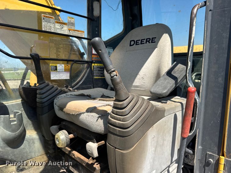 image for item EW4964 2004 John Deere 200C LC excavator