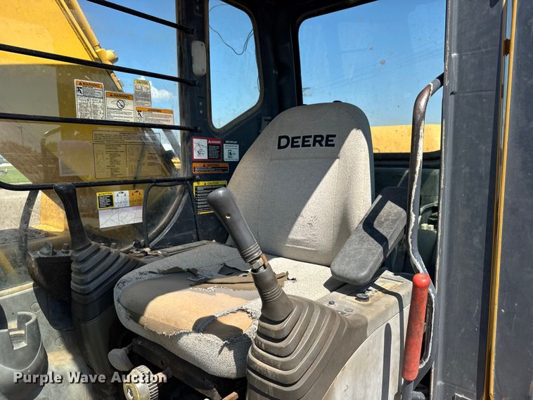 image for item EW4964 2004 John Deere 200C LC excavator