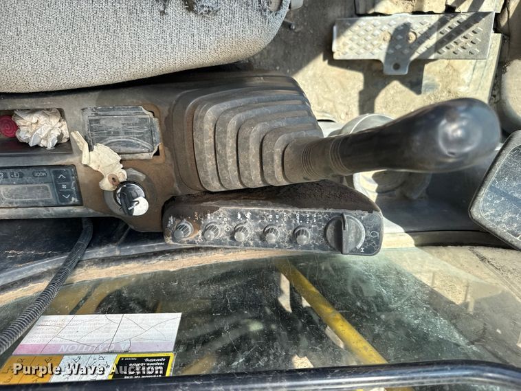 image for item EW4964 2004 John Deere 200C LC excavator