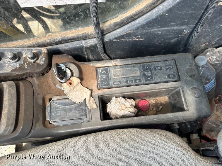 image for item EW4964 2004 John Deere 200C LC excavator