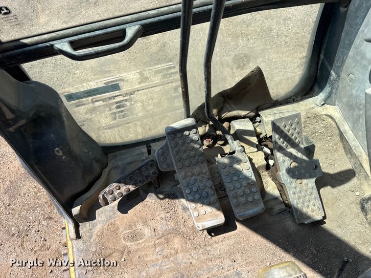 image for item EW4964 2004 John Deere 200C LC excavator