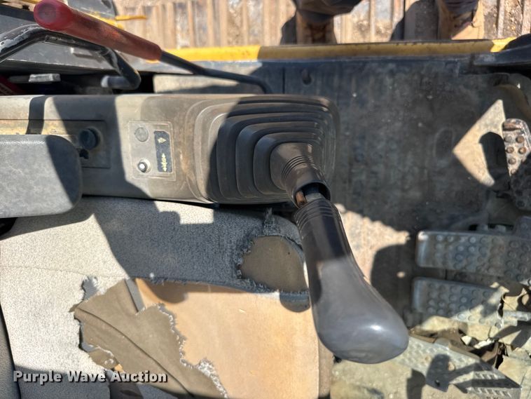 image for item EW4964 2004 John Deere 200C LC excavator