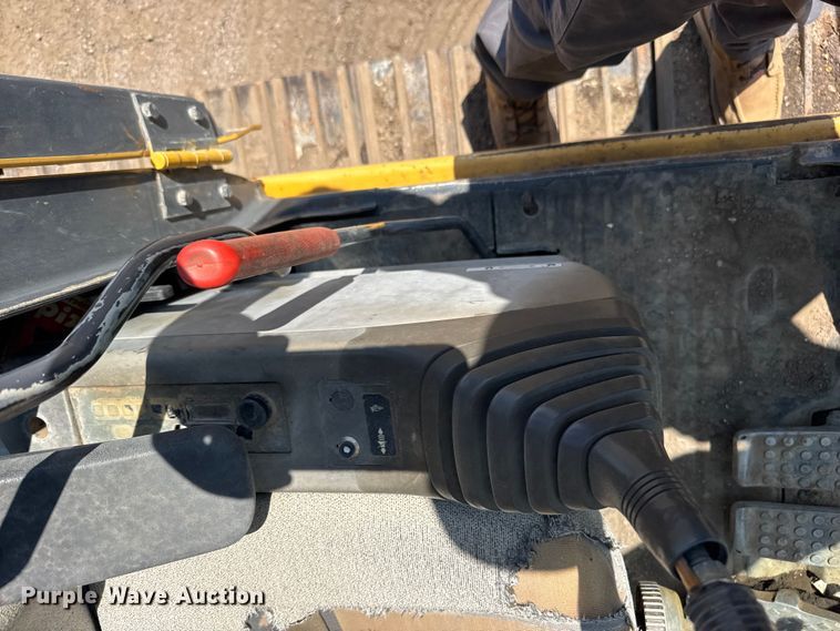 image for item EW4964 2004 John Deere 200C LC excavator