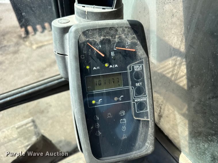 image for item EW4964 2004 John Deere 200C LC excavator