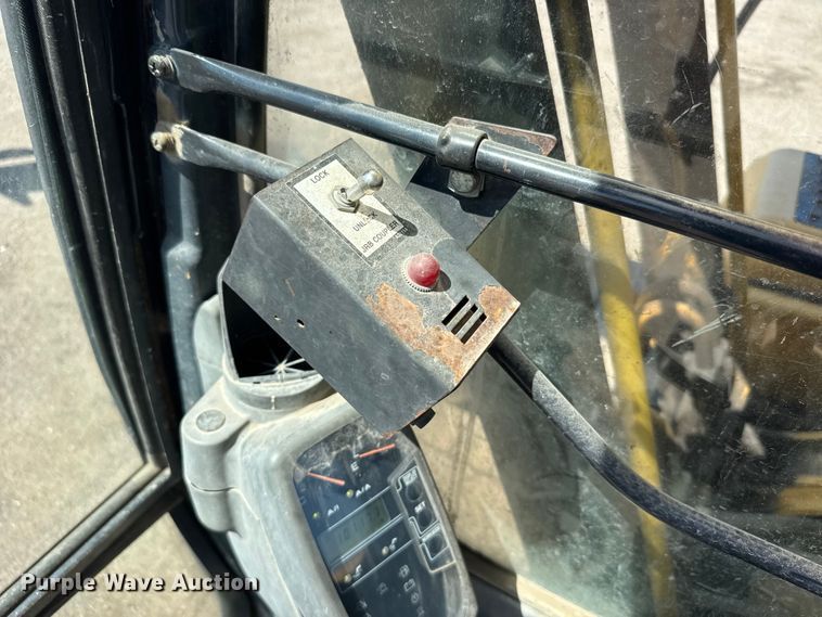 image for item EW4964 2004 John Deere 200C LC excavator