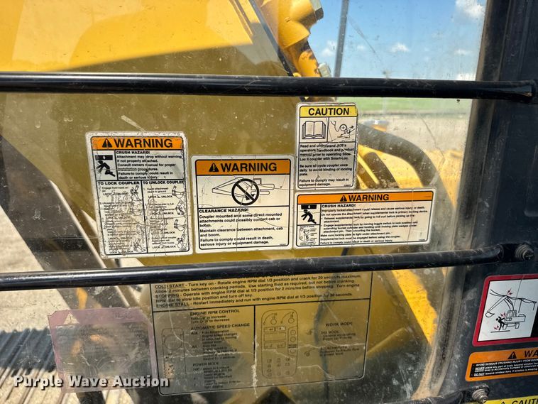image for item EW4964 2004 John Deere 200C LC excavator