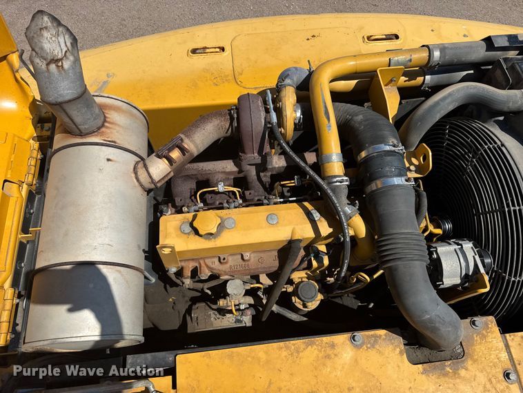 image for item EW4964 2004 John Deere 200C LC excavator