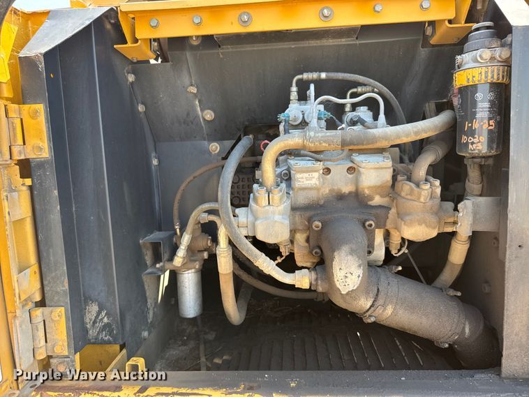 image for item EW4964 2004 John Deere 200C LC excavator