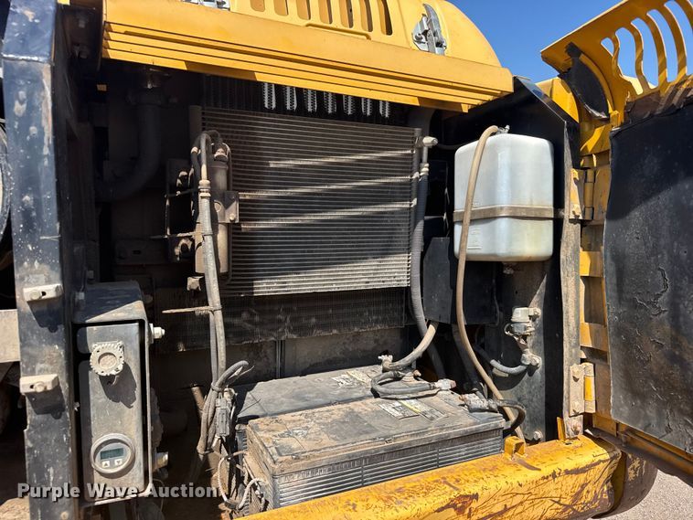 image for item EW4964 2004 John Deere 200C LC excavator
