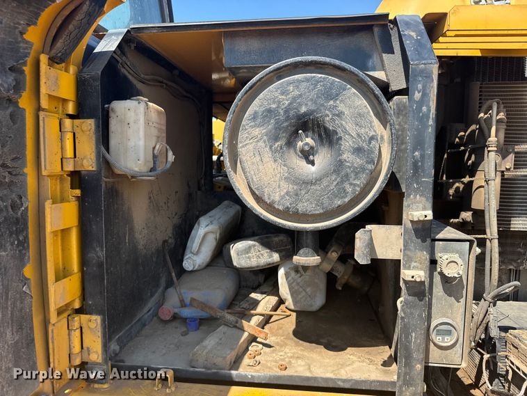 image for item EW4964 2004 John Deere 200C LC excavator