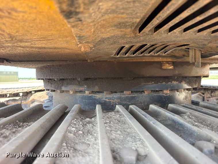image for item EW4964 2004 John Deere 200C LC excavator