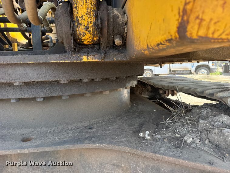 image for item EW4964 2004 John Deere 200C LC excavator