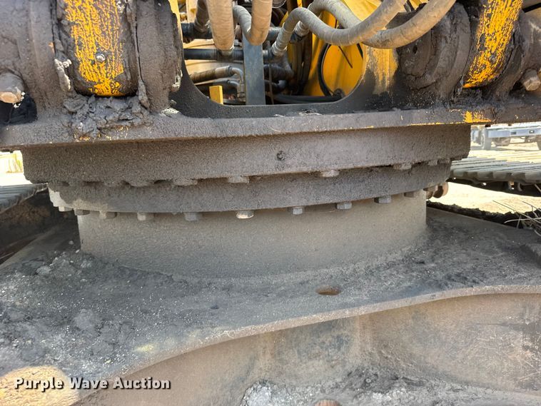 image for item EW4964 2004 John Deere 200C LC excavator