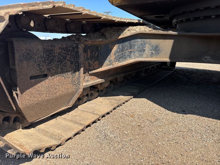 image for item EW4964 2004 John Deere 200C LC excavator