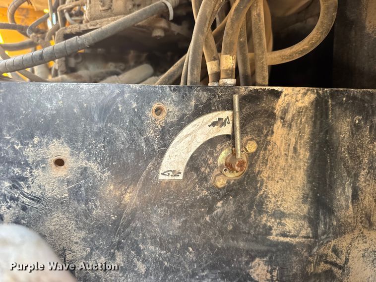 image for item EW4964 2004 John Deere 200C LC excavator