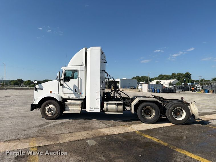 image for item EX4027 2014 Kenworth T800 semi truck