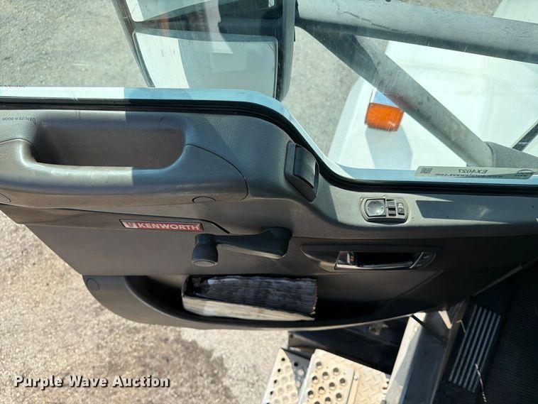 image for item EX4027 2014 Kenworth T800 semi truck