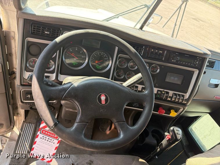 image for item EX4027 2014 Kenworth T800 semi truck