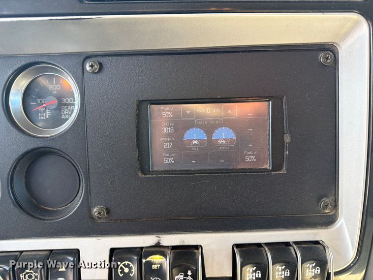 image for item EX4027 2014 Kenworth T800 semi truck