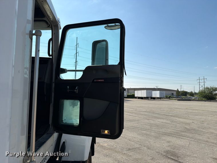 image for item EX4027 2014 Kenworth T800 semi truck