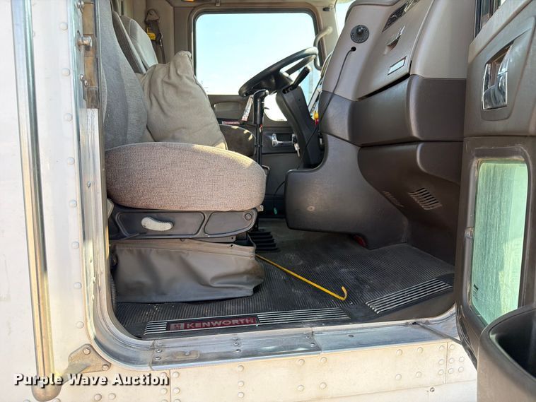 image for item EX4027 2014 Kenworth T800 semi truck