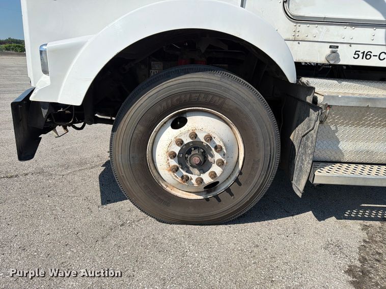 image for item EX4027 2014 Kenworth T800 semi truck