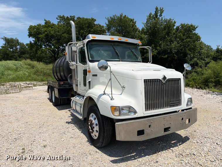 image for item EX4038 2001 International 9400i vacuum truck